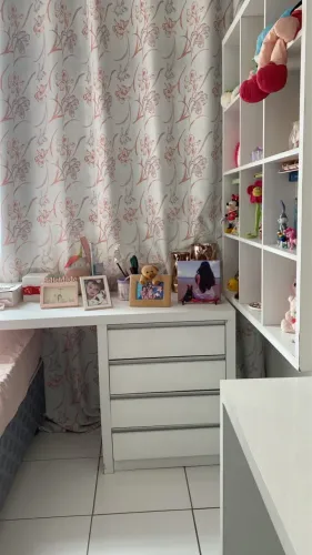 Conjunto mesa e estante para quarto