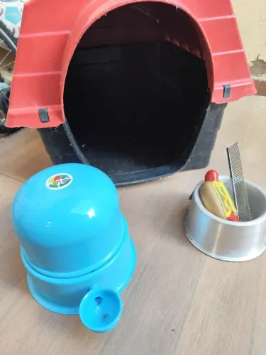 Casinha de cachorro, bebedouro e comedouro