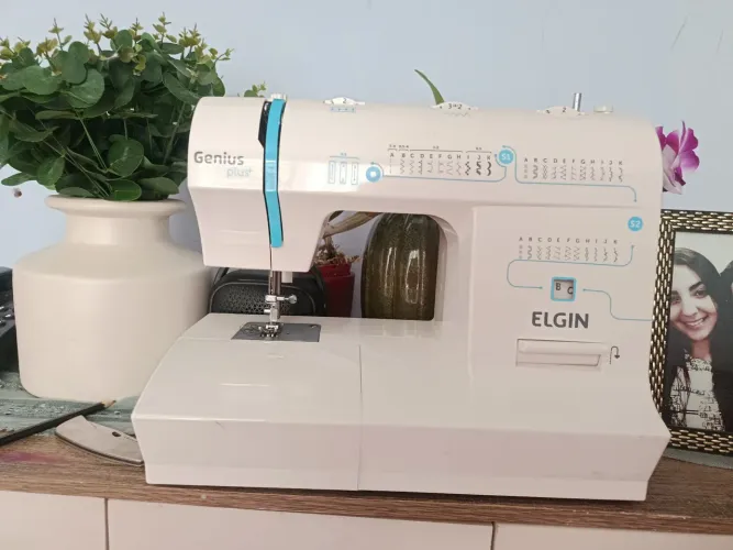 VENDE SE MÁQUINA DE COSTURA ? ELÉTRICA ?