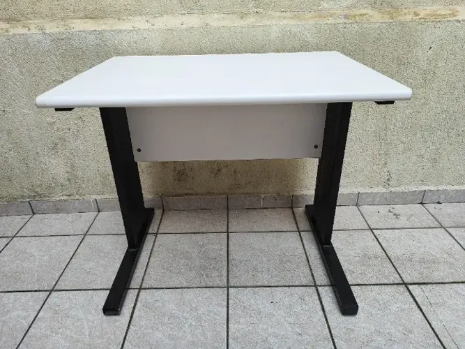 Mesa de Escritório Pequena Branca Retangular com Pés de Metal