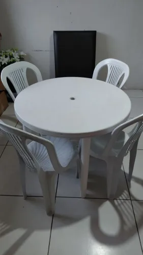 Duas Mesas Com 4 Cadeiras Cada