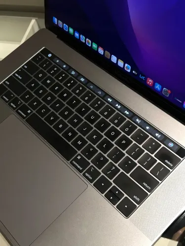 MacBook Pro 15 TouchBar Intel i9 4,6ghz 32GB RAM Radeon Pro 560X 4Gb