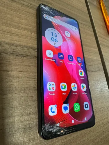 Celular MOTO G24 - Tela trincada