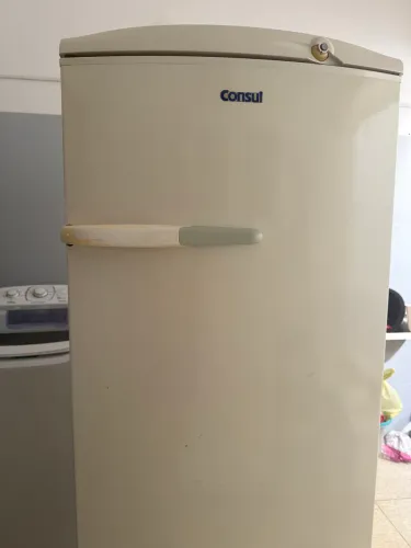 Vendo geladeira 220 V 360 litros
