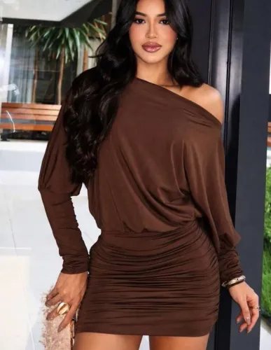 Vestido marrom ombro a ombro