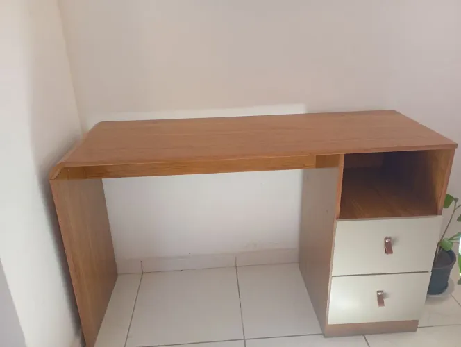 Escrivaninha nova (comprei faz 6 meses)motivo: mudança