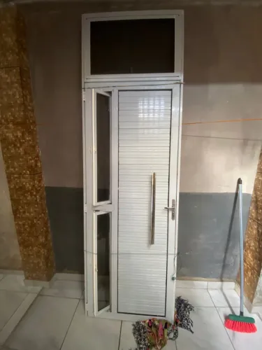 Porta De Alumínio na cor Branca