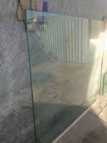 Vidro de mesa transparente