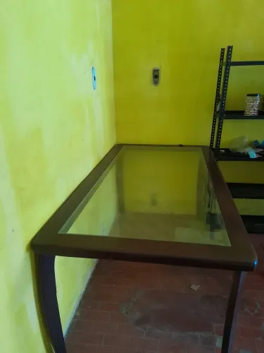 Mesa em madeira e vidro