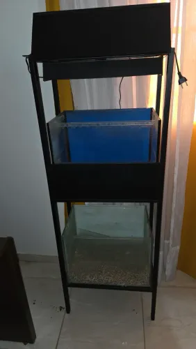 Base de metal com dois aquários