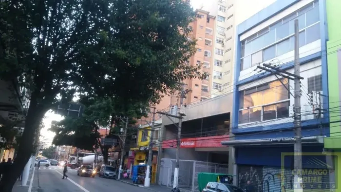 Ótima loja com 2 pisos em excelente ponto comercial da rua Teodoro Sampaio!