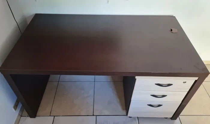 Mesa para escritório com gaveteiro.