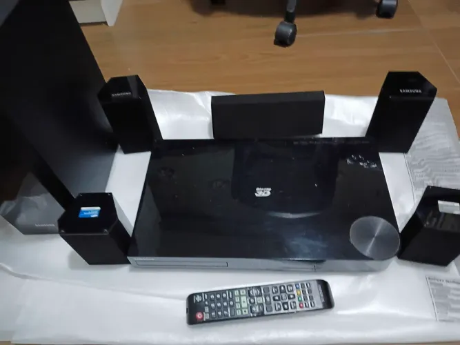 Home Theater Samsung com Blu-Ray 3D 1.000 W 5.1 Canais Karaokê 1 HDMI HT-F5500K/ZD