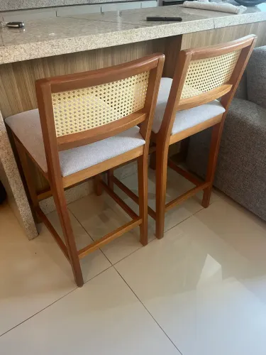 Banquetas Madeira Maciça com Encosto em Tela Sextavada
