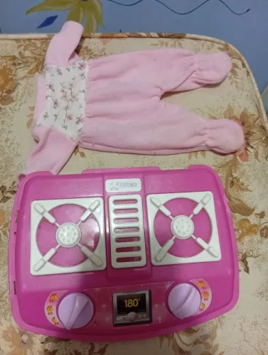 Kit Brincadeira de Casinha: Fogãozinho + Macacão de Boneca