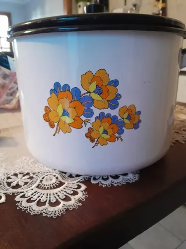 Caçarola esmaltada grande