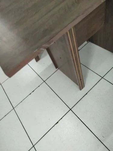 Mesa de madeira com 4 cadeiras