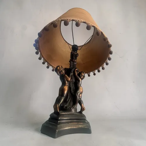  abajur antigo em bronze , temática escultórica de figuras infantis (querubins).  