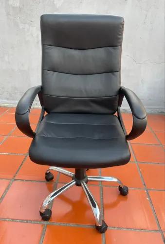 Cadeira de escritório giratória com regulagem e base de metal