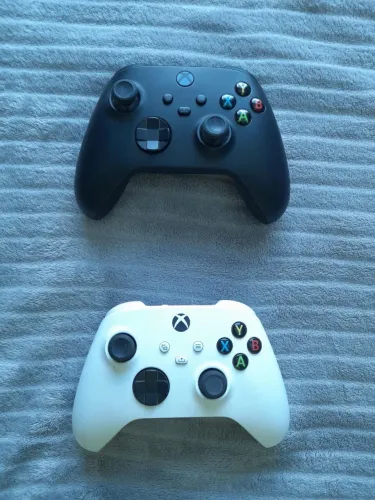 Controles de Xbox séries X/S preto e branco
