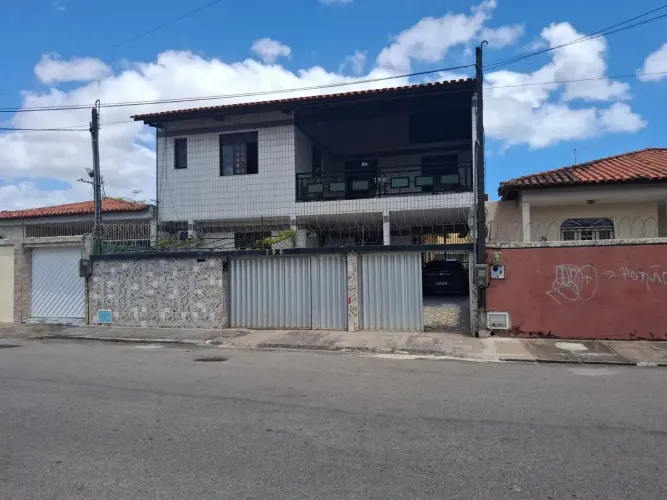 Casa para venda com 363 metros quadrados em Pici - Fortaleza - Ceará