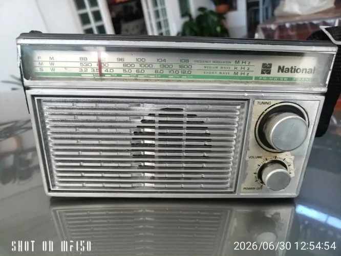 Vendo rádio antigo NATIONAL FUNCIONANDO AM....E. ..FM... a.. PILHA rádio portátil e mesa