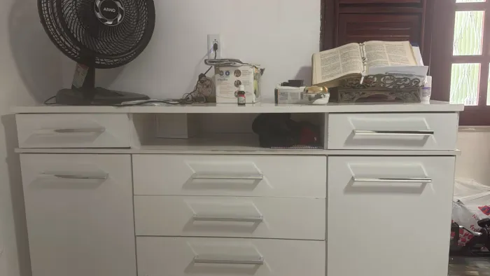 Vendo cômoda 7 gavetas e duas portas.