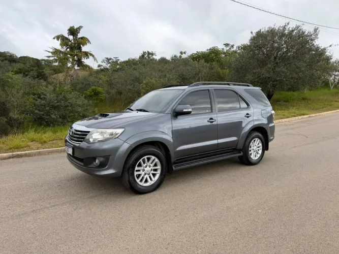 Toyota Hilux SW4 SRV D4-d 4X4 3.0 TDI Dies. AUT 2013