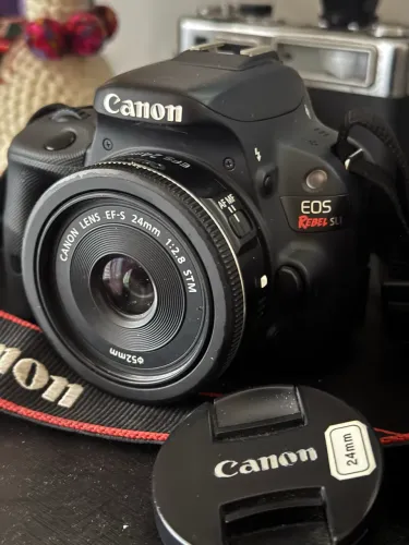 Vendo canon Sl1 com lente 24mm 2.8