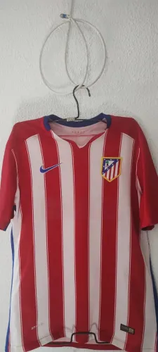 Camisa do Atlético de Madrid, modelo clássico nas tradicionais cores