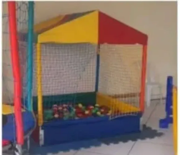Vendo uma casinha de bolinha semi nova bem conservada 