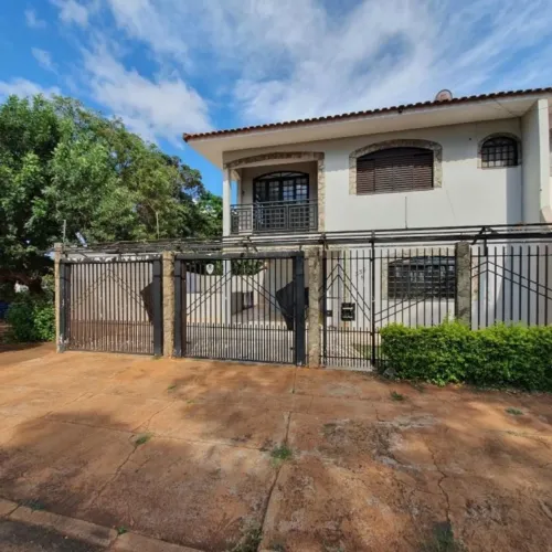 Sobrado com 4 quartos para alugar por R$ 3400.00, 188.00 m2 - ZONA 08 - MARINGA/PR