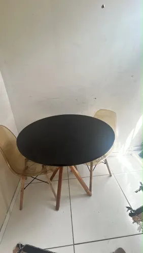 Mesa com 2 cadeiras