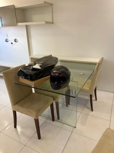 Painel planejado com rack + mesa integrada + 5 cadeiras | Sala completa