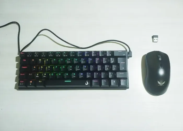 Combo Gamer | Teclado Mecânico Rise 60% RGB + Mouse Sem Fio Wireless | ABNT2 | USB-C | PC