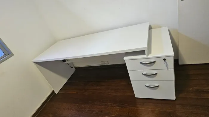 Mesa branca de escritório em MDP com 3 gavetas.