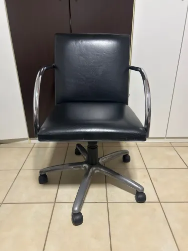 Cadeira de Escritório Executiva Giratória Metal e Couro Sintético