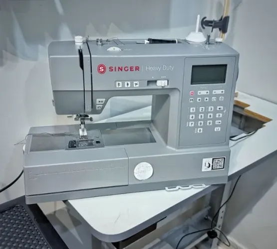 Máquina de costura eletrônica Singer HD6805 Heavy Duty