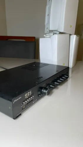 Amplificador som ambiente com caixas JBL