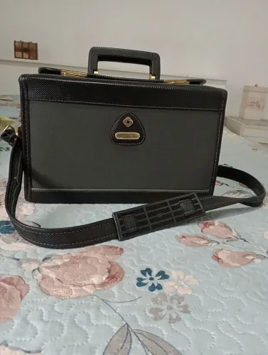 Linda e antiga maleta em couro