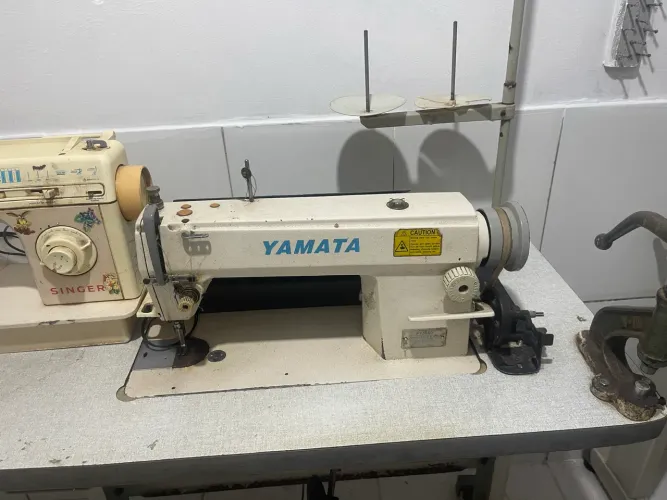 Lote 4 Máquinas de Costura Industriais (Reta, Overlock, Galoneira, Singer) 