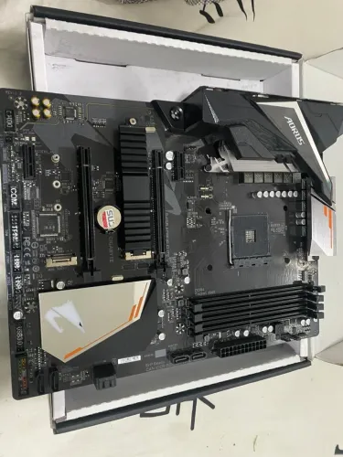Desapegando placa mãe gamer B450 AORUS Elite V2 completa caixa e espelho