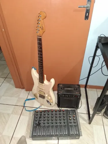 Guitarra + Cubo amplificador + mesa de som