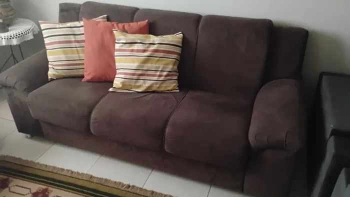 Sofá 3 lugares em Suede marrom