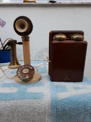 Telefone castiçal antigo com campainha