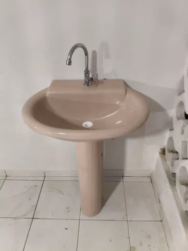 Lavatório banheiro muito conservado 