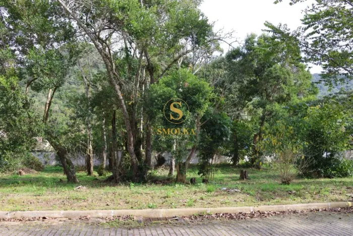 Terreno à venda em condomínio fechado no Ratones