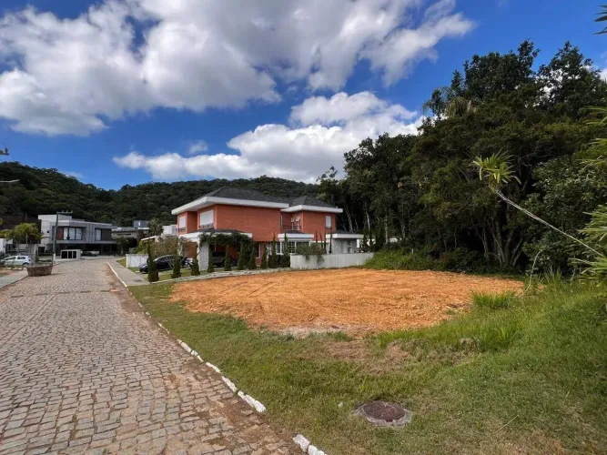 Terreno à venda em condomínio fechado em Balneário Camboriú