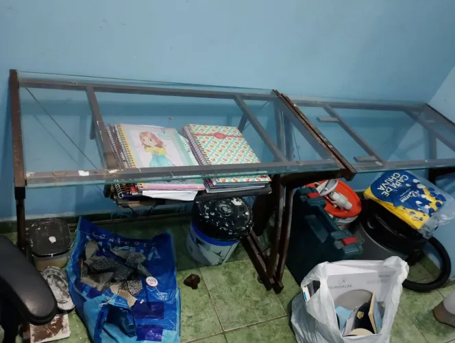 Mesa de escritório com vidro blindex