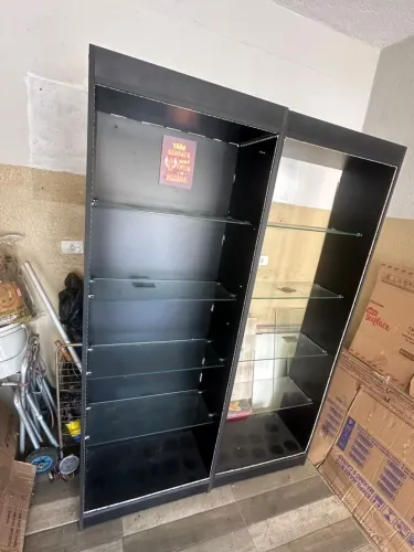 Estante sem fundo com prateleiras de vidro e led 